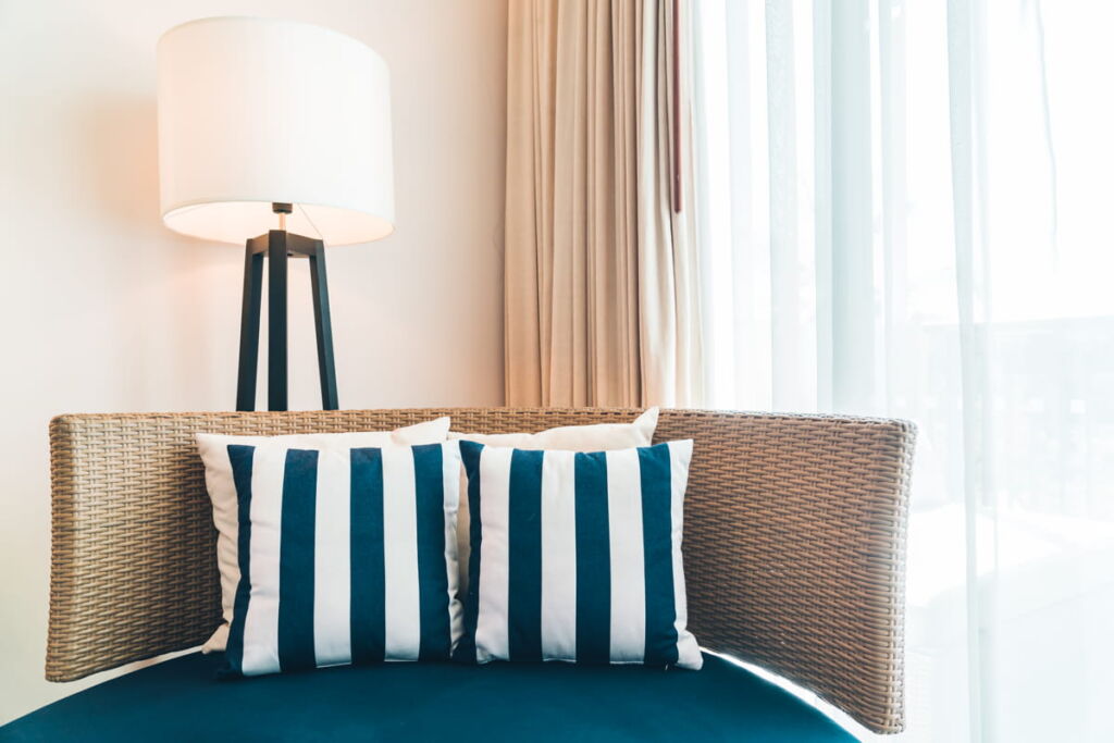 Charakterystyczne wzory i tkaniny w stylu hampton