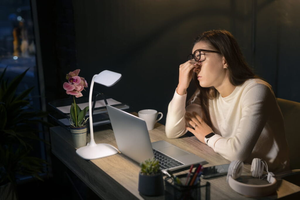 Jak dobrać temperaturę barwową światła do pracy umysłowej