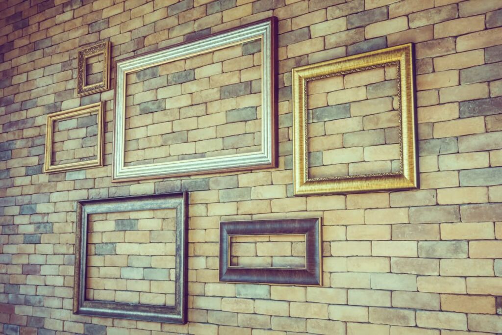 Jak tworzyć galerię ścienną w stylu industrialnym